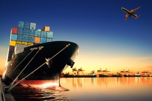 navă de containere în port și avion de marfă în industria logistică care zboară deasupra